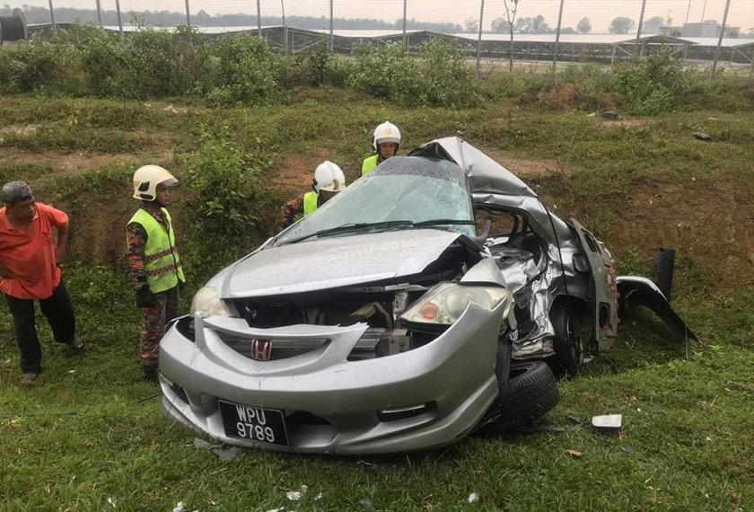 Kereta mangsa telah hilang kawalan dan terbabas ke lorong bertentangan. Gambar ihsan JBPM