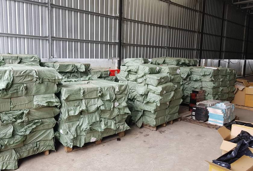 Pemeriksaan mendapati guni hijau itu mengandungi minuman keras dan rokok seludup yang tiada cukai kastam.