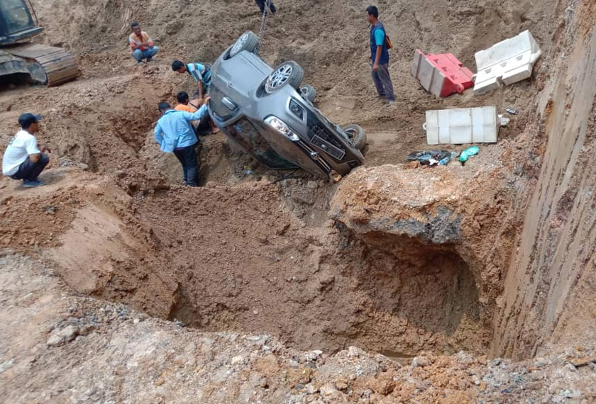 Kereta Proton Saga yang terbabas lalu terjunam ke tapak pembinaan Lebuh Raya Pan Borneo.
