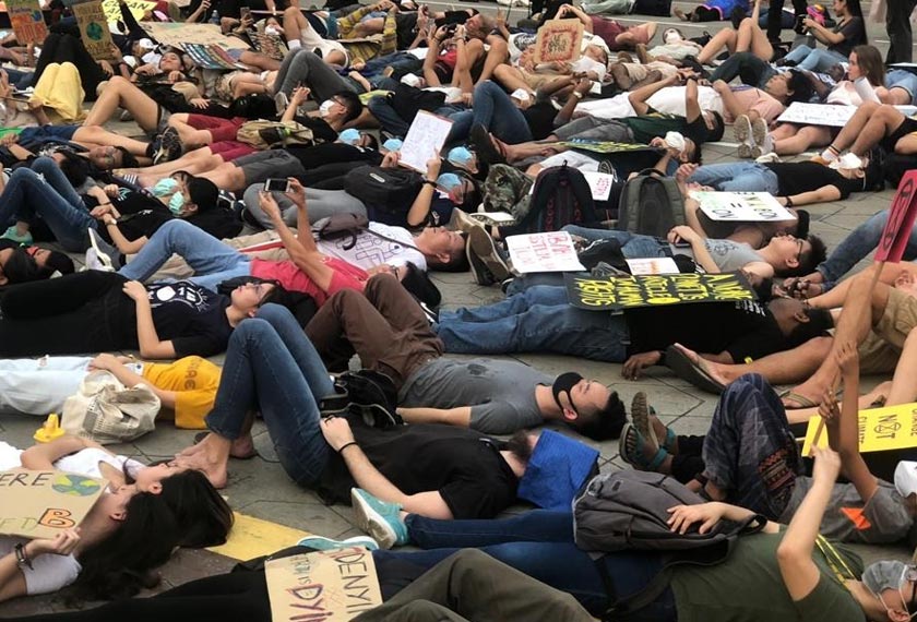 Peserta berbaring di atas Dataran Merdeka sebagai aksi simbolik bantahan pemasan global 