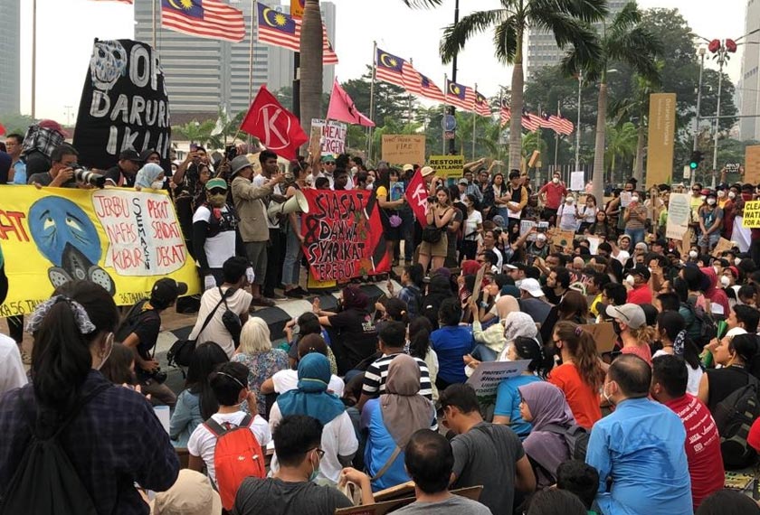 Peserta perhimpunan aman My Climate Strike membawa sepanduk berkaitan selamatkan alam sekitar