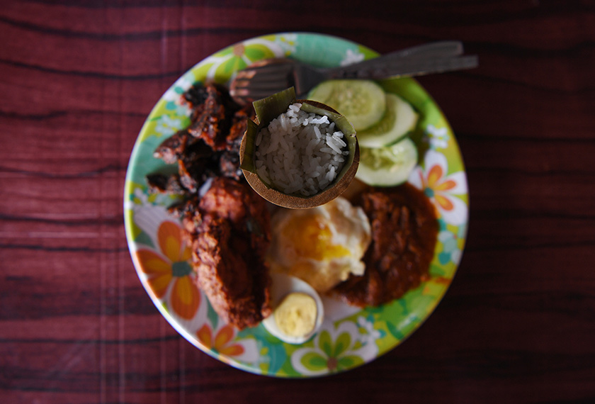 Hidangan nasi lemak buluh yang menjadi igauan para pencinta makanan di Kuantan. - Bernama