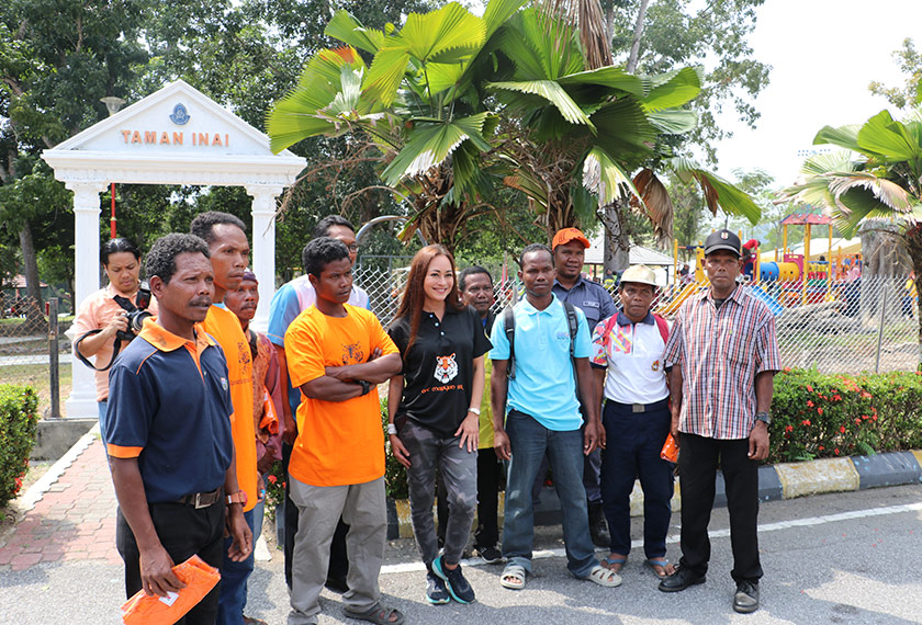Maya bergambar bersama sekumpulan sukarelawan pada satu lawatan konservasi. Foto Ceritalah