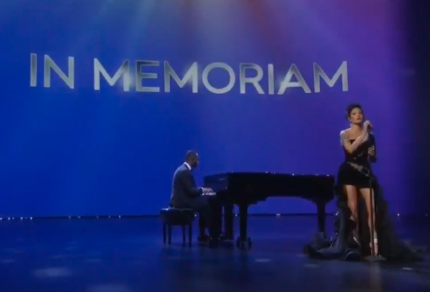 Halsey menyanyikan lagu Time After Time dengan iringan piano.