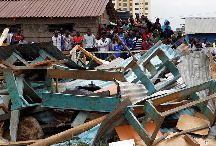Pasukan keselamatan masih giat melakukan kerja-kerja menyelamat dan membersihkan sisa runtuhan di bilik darjah tersebut. Foto: Reuters