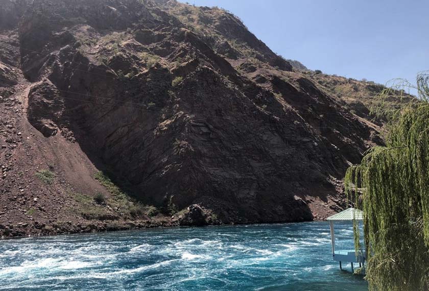 Sungai Nurek yang menjadi sumber tenaga elektrik negara Tajikistan -  Astro AWANI/Saraya Mia