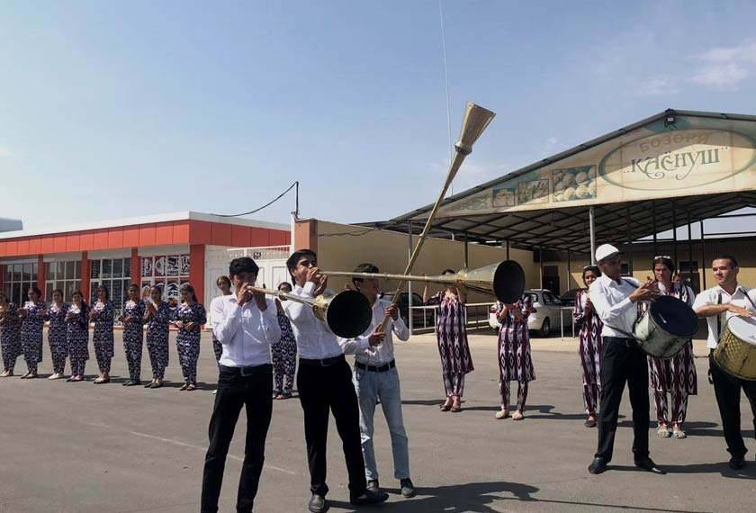 Rakyat tempatan menyambut kehadiran delegasi ke bandar Dangara -  Astro AWANI/Saraya Mia