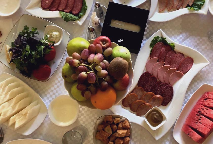 Hidangan pembuka selera yang disertai buah-buahan dan sayur-sayuran - Astro AWANI/Saraya Mia