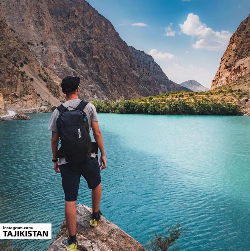 Tasik membiru ini antara tarikan utama bagi peminat alam semula jadi. - Foto: Instagram @tajikistan