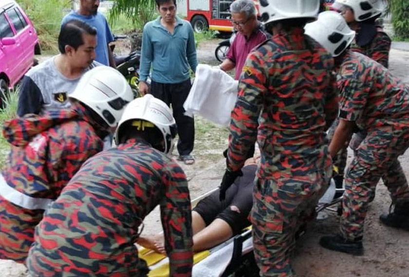 Mangsa yang cedera dibawa ke hospital untuk mendapatkan rawatan. - Foto ihsan JBPM