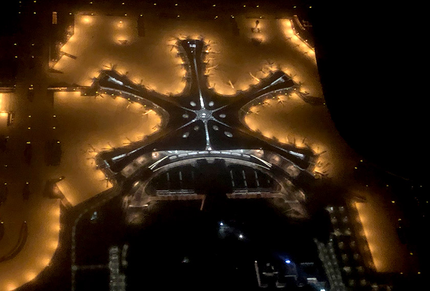 Pandangan udara pada waktu malam bangunan terminal Lapangan Terbang Antarabangsa Daxing di Beijing, yang diambil pada 24 Sept, 2019. (Foto AP)