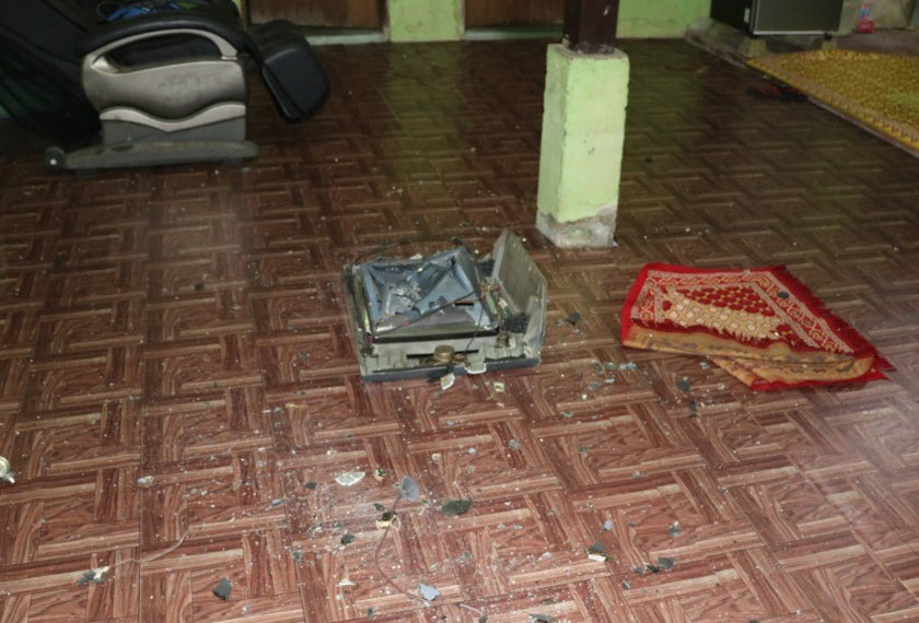 Suspek yang juga penagih dadah itu turut bertindak merosakkan barang di dalam rumah.