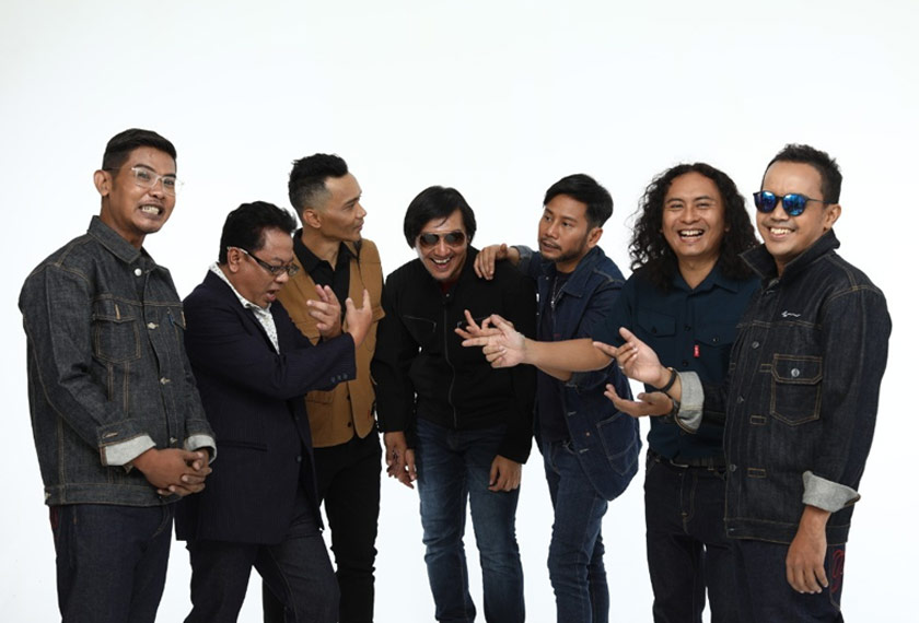 Solidariti merupakan asas pada keteguhan Exists yang dianggotai oleh (dari kiri) Mamat, Musa, Ujang, Shah, Ujang, Along dan Ezad. - Gambar SHIRAZ PROJECTS