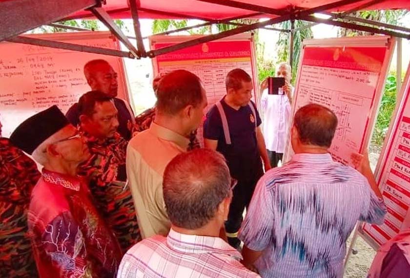 Mohamad Yunus (baju hitam) menerangkan tentang operasi yang dijalankan pihaknya. Foto ihsan JBPM Perak