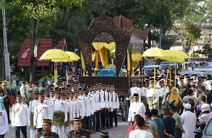 Orang ramai tidak melepaskan peluang untuk memberi penghormatan terakhir kepada Almarhum Sultan Ismail Petra yang diarak keluar dari Istana Balai Besar dengan penuh istiadat. - BERNAMA