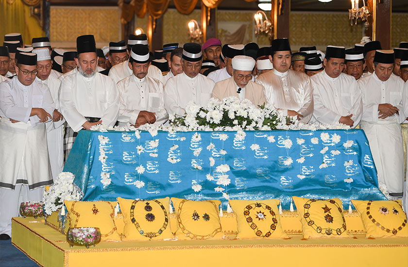 Yang di-Pertuan Agong Al-Sultan Abdullah Ri'ayatuddin Al-Mustafa Billah Shah (empat, kiri), Sultan Brunei Sultan Hassanal Bolkiah (tiga, kiri) dan Sultan Kelantan Sultan Muhammad V (dua, kiri) menunaikan solat jenazah kepada Almarhum Sultan Ismail Petra di Istana Balai Besar. - BERNAMA