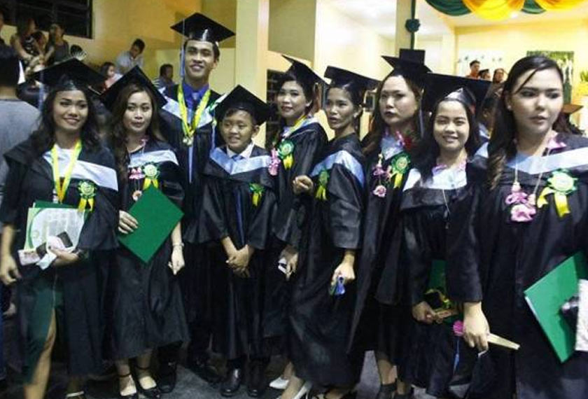 Ian (empat dari kiri) bersama rakan-rakannya selepas graduasi. - Foto: Facebook Ian
