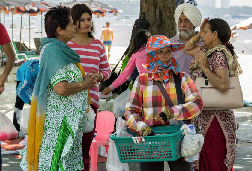 Walaupun pelancong India sukar diuruskan, mereka lebih banyak berbelanja di pasaran tempatan berbanding pelancong dari China. Shutterstock