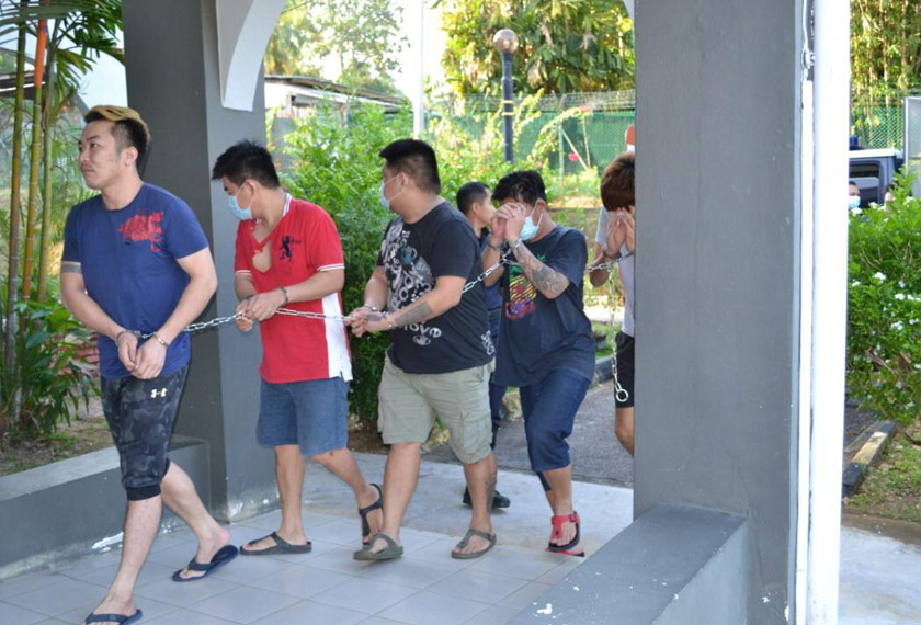 Sebahagian daripada 14 individu yang dibawa ke Mahkamah Majistret Baling hari ini akibat melanggar PKP pada 29 dan 30 Mac lalu. - Astro AWANI