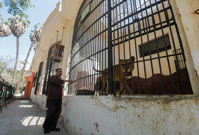 Proses nyah cemar juga dilakukan dua kali seminggu sejak ia mula ditutup 18 Mac lalu susulan pelaksanaan perintah kawalan pergerakan di negara itu. Foto: Reuters
