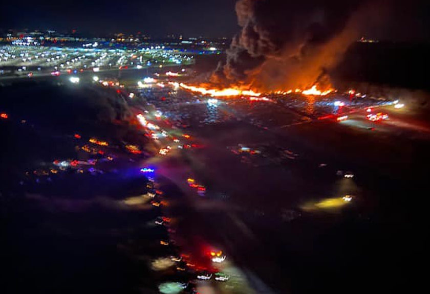Difahamkan, kebakaran bermula di tempat penyimpanan kenderaan sewa yang terletak berdekatan landasan kapal terbang. - Gambar Facebook