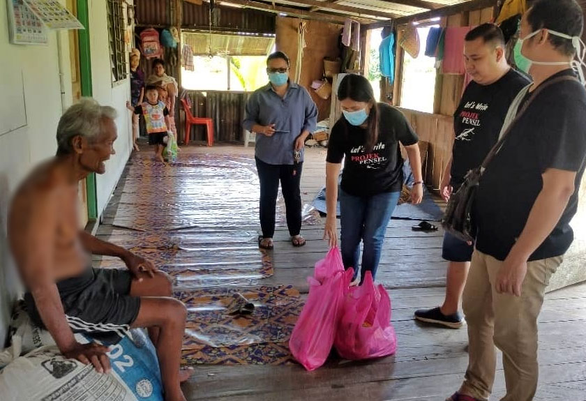 Bantuan diagihkan buat penerima menerusi Projek Pensel