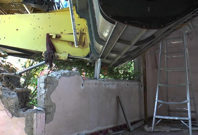 Kejadian berlaku apabila anak sulungnya, Khairul Anuar Idris, 51, cuba mengendalikan sebuah jentera mesin jentuai padi untuk diparkir di halaman rumah mereka. - Foto Astro AWANI