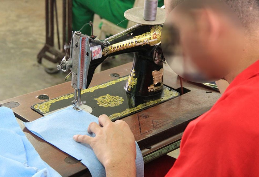 Salah seorang penghuni dilihat sibut menyiapkan PPE