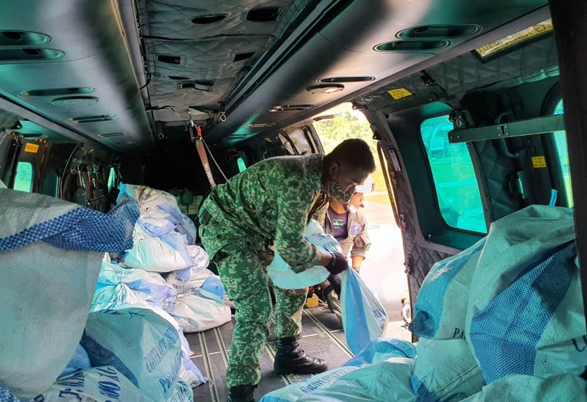 Misi penghantaran bekalan makanan asas yang kini memasuki hari ke-empat dilaksanakan oleh dua set kru helikopter EC 725 AP