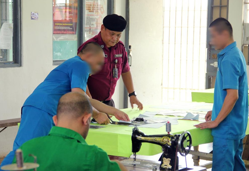 Mereka yang terlibat dilihat sibuk menghasilkan kelengkapan buat petugas barisan hadapan.
