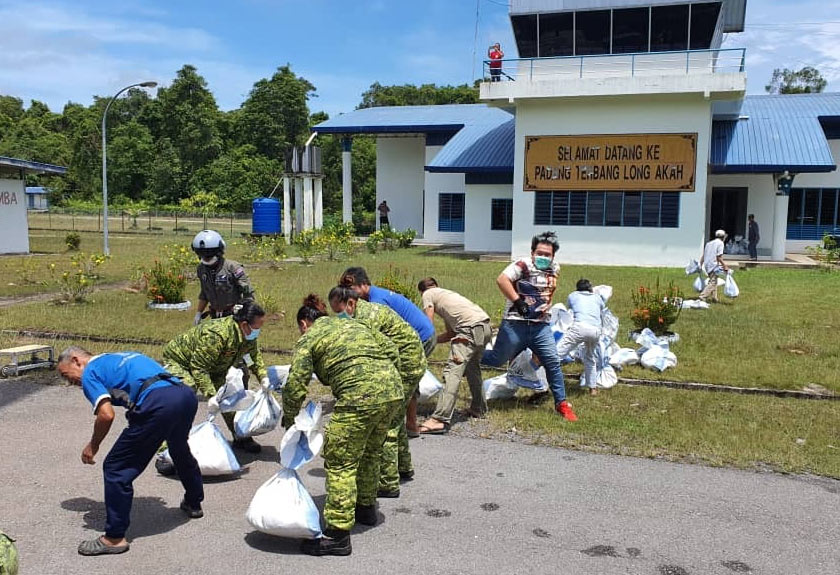 Misi penghantaran bekalan makanan asas yang kini memasuki hari ke-empat dilaksanakan oleh dua set kru helikopter EC 725 AP