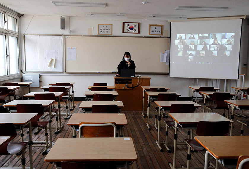 Dengan penambahan itu, pihak berkuasa kesihatan mencadangkan agar langkah yang lebih ketat dilakukan dengan memakaikan gelang tangan elektronik untuk memantau pergerakan mereka. Foto: Reuters