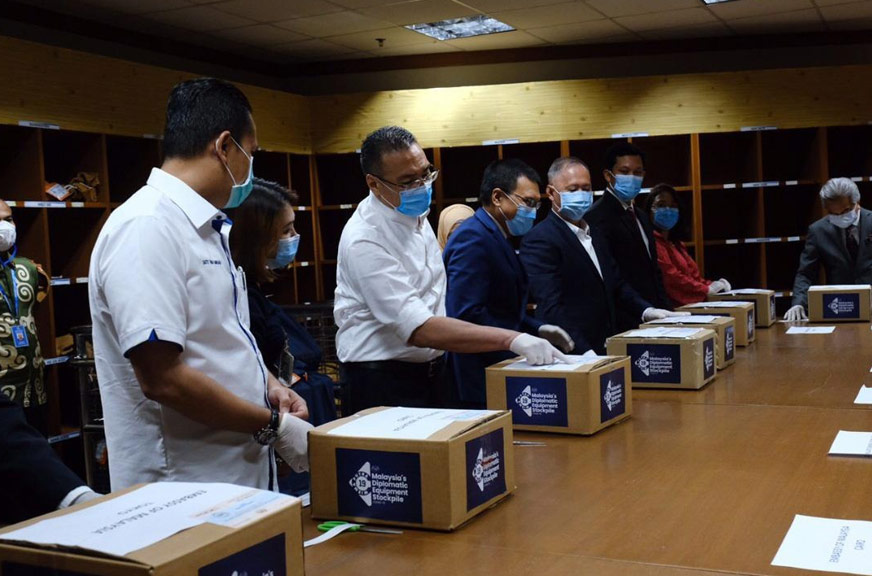 selain peralatan perubatan serta wang ringgit, banyak pihak turut memberi kata-kata semangat, ucapan penghargaan dan ungkapan terima kasih kepada petugas barisan hadapan Wisma Putra. - Foto Wisma Putra 