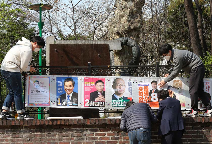 Ketika ini, pihak berkuasa kesihatan masih membincangkan sama ada pilihan raya parlimen patut diteruskan pada 15 April tanpa sebarang penularan wabak itu. Foto: AP Newsroom