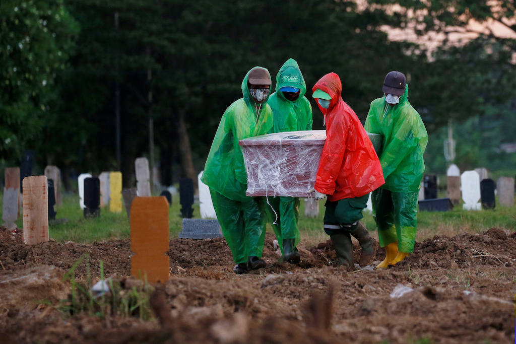 Municipality workers carry the coffin of Ratih Purwarini, a doctor who passed away due to the coronavirus disease (COVID-19), during a funeral in Jakarta, Indonesia March 31, 2020. REUTERS/Willy Kurniawan/File Photo