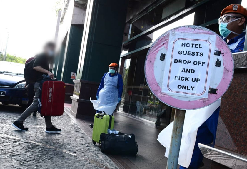 Kesemua yang tiba dipantau rapi sebelum dibenarkan menaiki bas menuju ke pusat kuarantin.