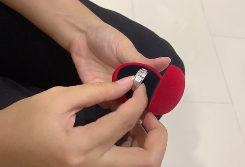 Menurut Nur Shuhada, cincin kahwin, baju pengantin, hantaran dan persiapan lain sudah 90 peratus siap, namun, dia dan pasangan terpaksa menunda perkahwinan ekoran penularan COVID-19.