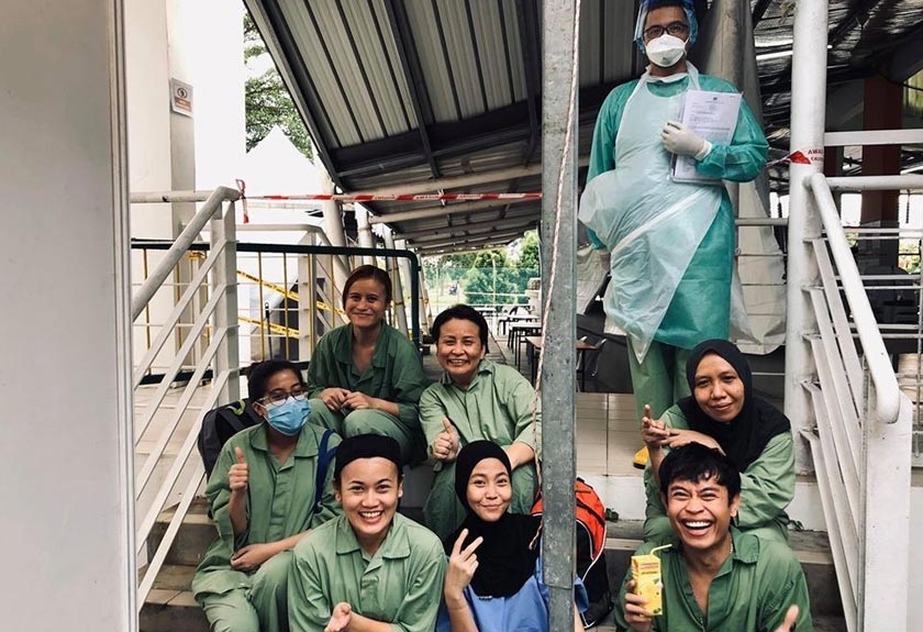 Ngek Tsai bersama rakan setugasnya di hospital bersama melalui pengalaman yang mungkin tidak dapat dilupakan seumur hidup. -Gambar Facebook NgekTsai Army 