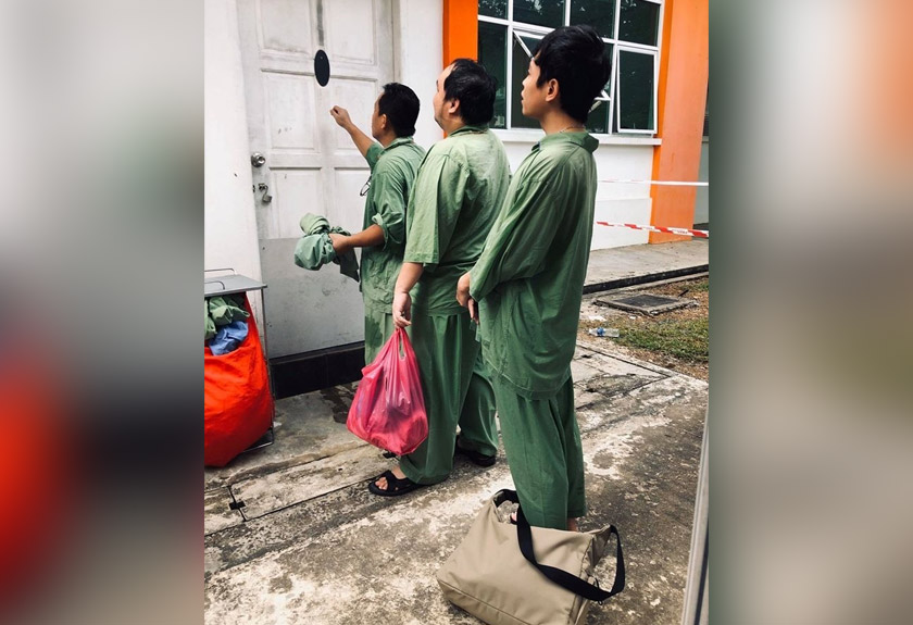 Selain menyarungkan PPE, mereka juga menggenakan baju pesakit antara pengalaman yang perlu dilalui mereka. -Gambar Facebook NgekTsai Army