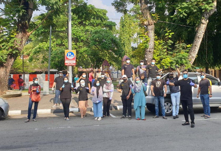 Rakan-rakan Khairol Najmi turut membantu menyampaikan sumbangan kepada golongan gelandangan. - Astro AWANI