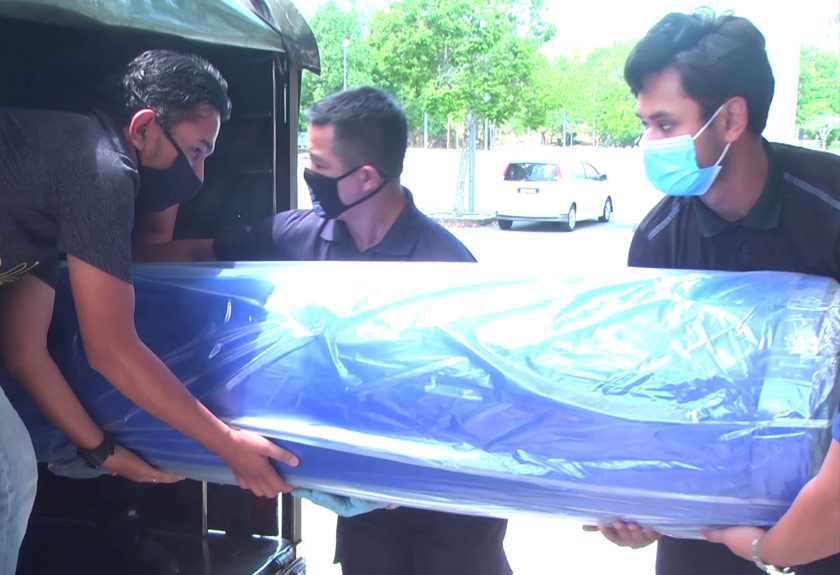 Gulungan kain tanpa tenun yang dihantar pihak HSB kepada UUM.