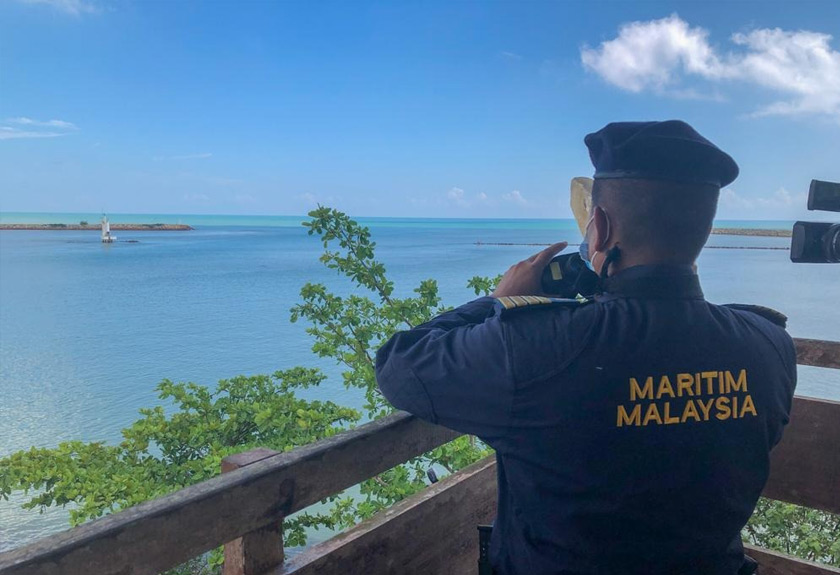 Dalam usaha mengekang penularan wabak Covid-19, Malaysia perlu menutup pintu sempadan seketat-ketatnya dengan menguatkuasakan undang-undang dan mengenakan hukuman yang berat kepada mereka yang dengan sengaja menerobos masuk ke dalam wilayah negara. - Foto APMM