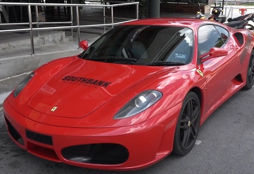 Taruhan Kenneth nyata membuahkan hasil apabila kaedah penghantaran makanan menggunakan kereta mewah ini diterima baik masyarakat di Kuching.