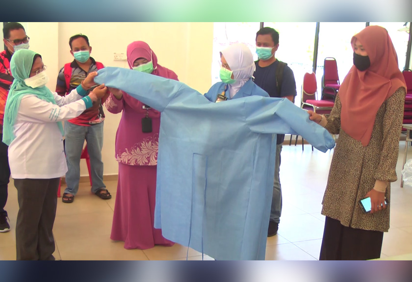 Gaun PPE yang terhasil daripada kerja tangan pelajar UUM.