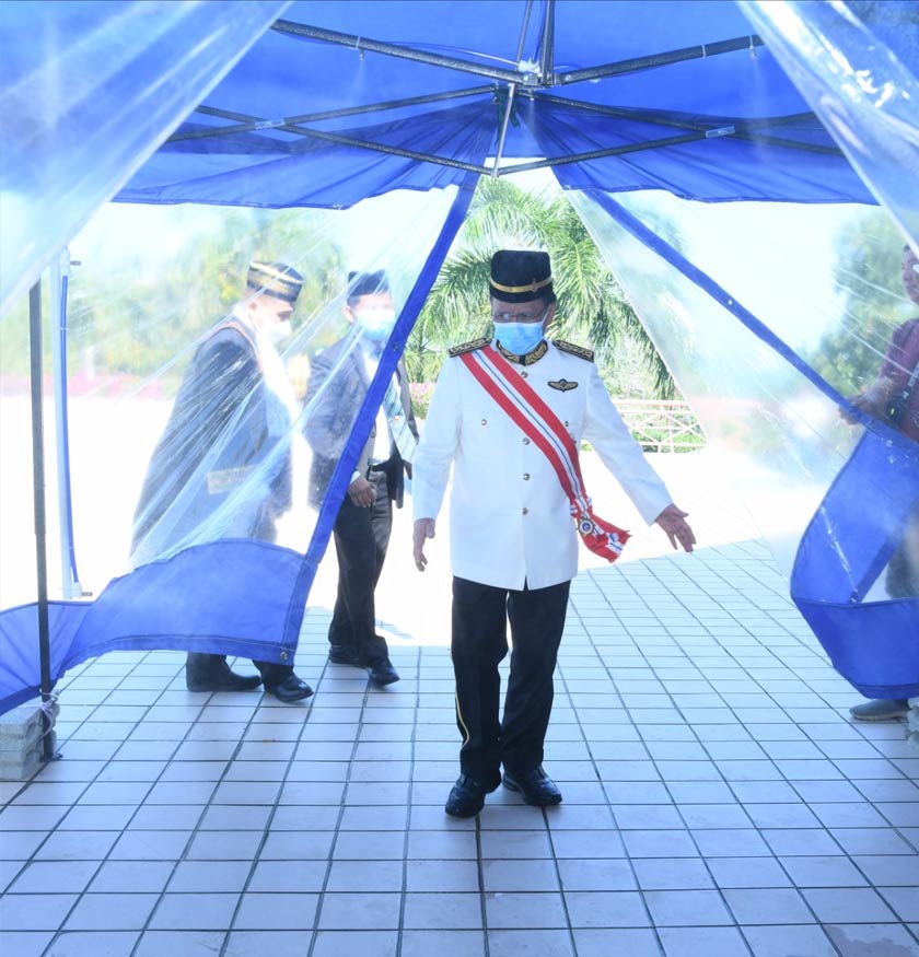 Shafie turut melakukan proses pembasmian kuman sebelum memasuki bangunan DUN. - Foto Astro AWANI