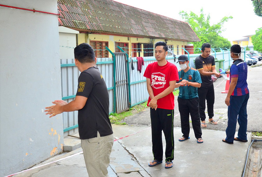 Proses agihan makanan di Kolej Kediaman Tun Syed Nasir turut menitikberatkan aspek kebersihan para pelajar - Foto UTHM