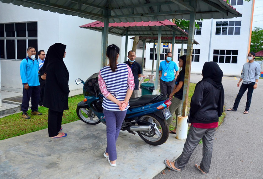 TNCHEPA sempat bertanya khabar para pelajar yang tidak pulang di Kolej Kediaman Bestari - Foto UTHM