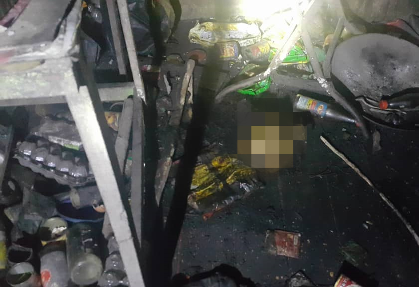 Mayat mangsa yang tinggal rangka ditemui di rumahnya. - ihsan PDRM