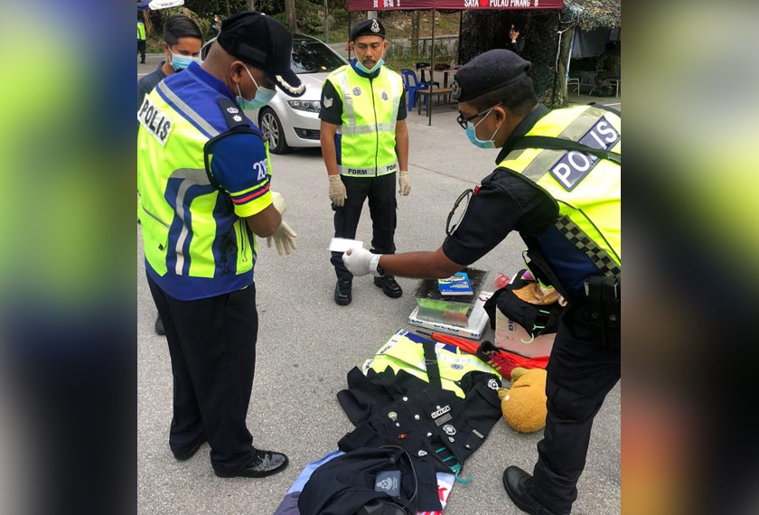 Semasa ditahan, pihak polis mendapati lelaki itu menggantungkan pakaian seragam Sukarelawan Polis DiRaja Malaysia (SPDRM) di bahagian penumpang belakang kereta.