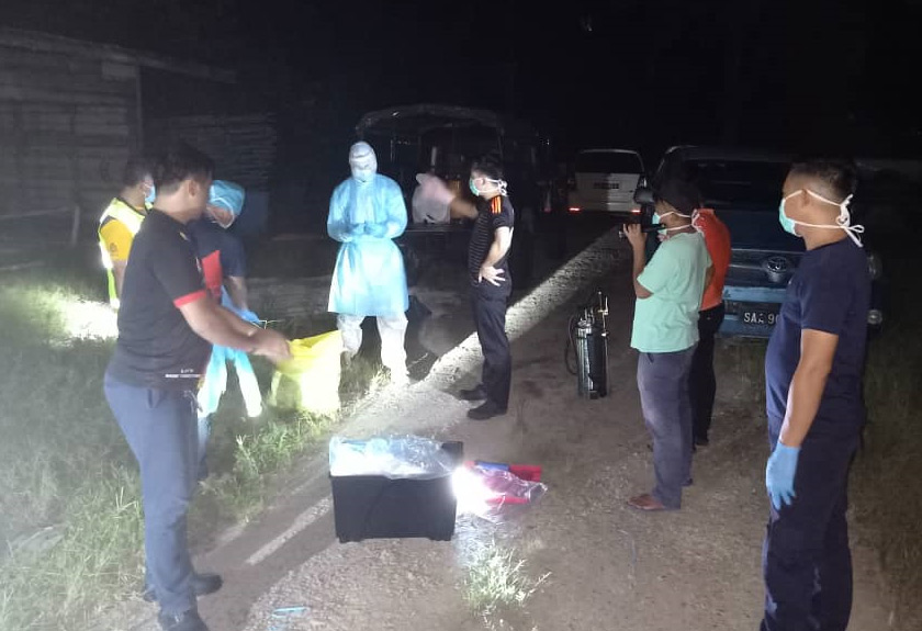 Anggota polis menjalankan siasatan selepas dimaklumkan mengenai penemuan rangka manusia itu. - ihsanPDRM